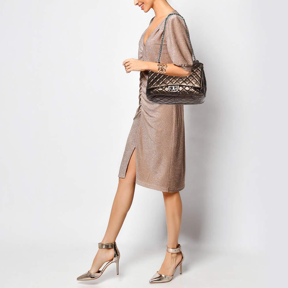 Des détails bien pensés  haute qualité  et la commodité au quotidien marquent ce cabas à rabat classique pour femme de Chanel. Le sac est cousu avec talent pour offrir un look raffiné et une finition impeccable.