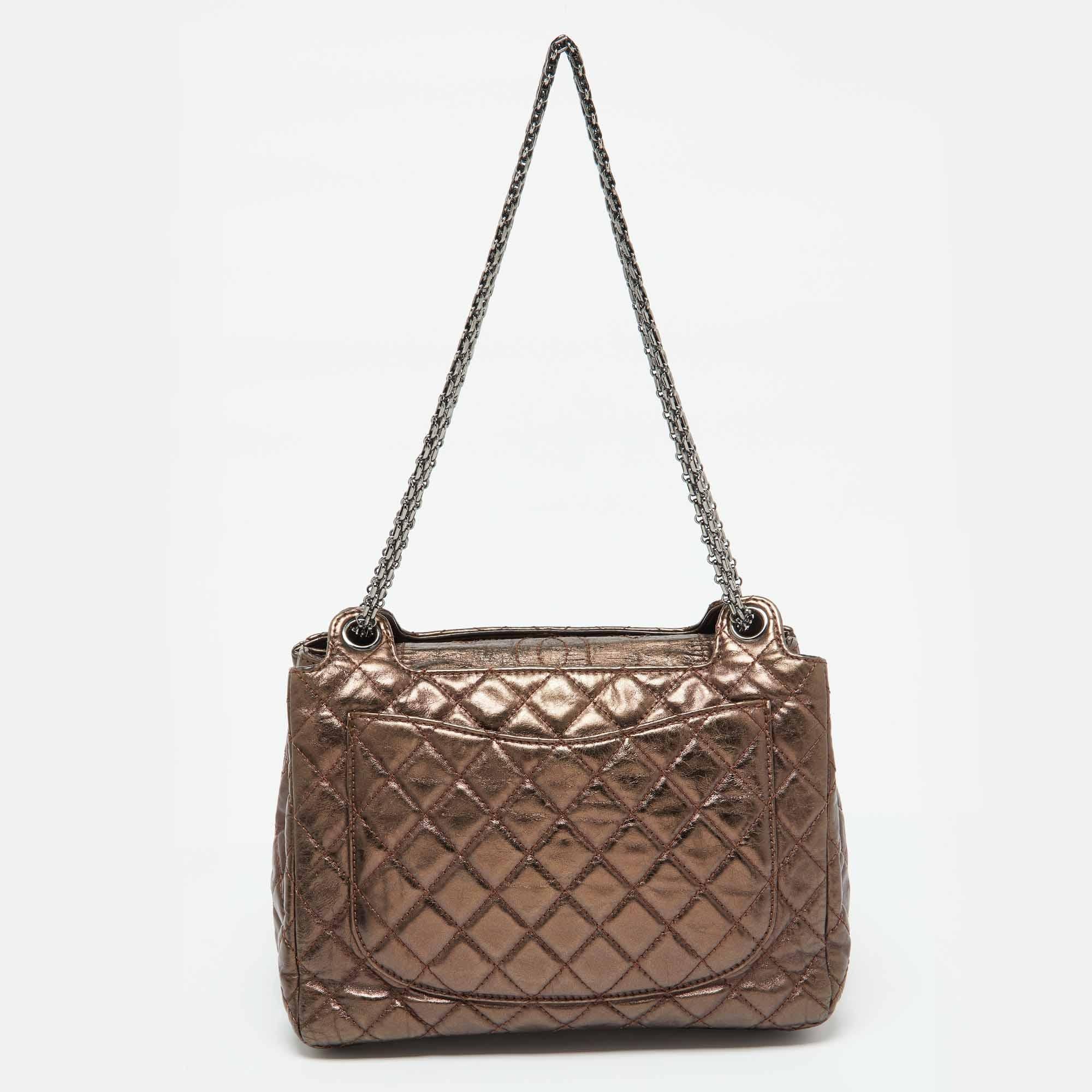 Chanel - Fourre-tout classique à rabat en cuir matelassé - Bronze métallisé Bon état - En vente à Dubai, Al Qouz 2
