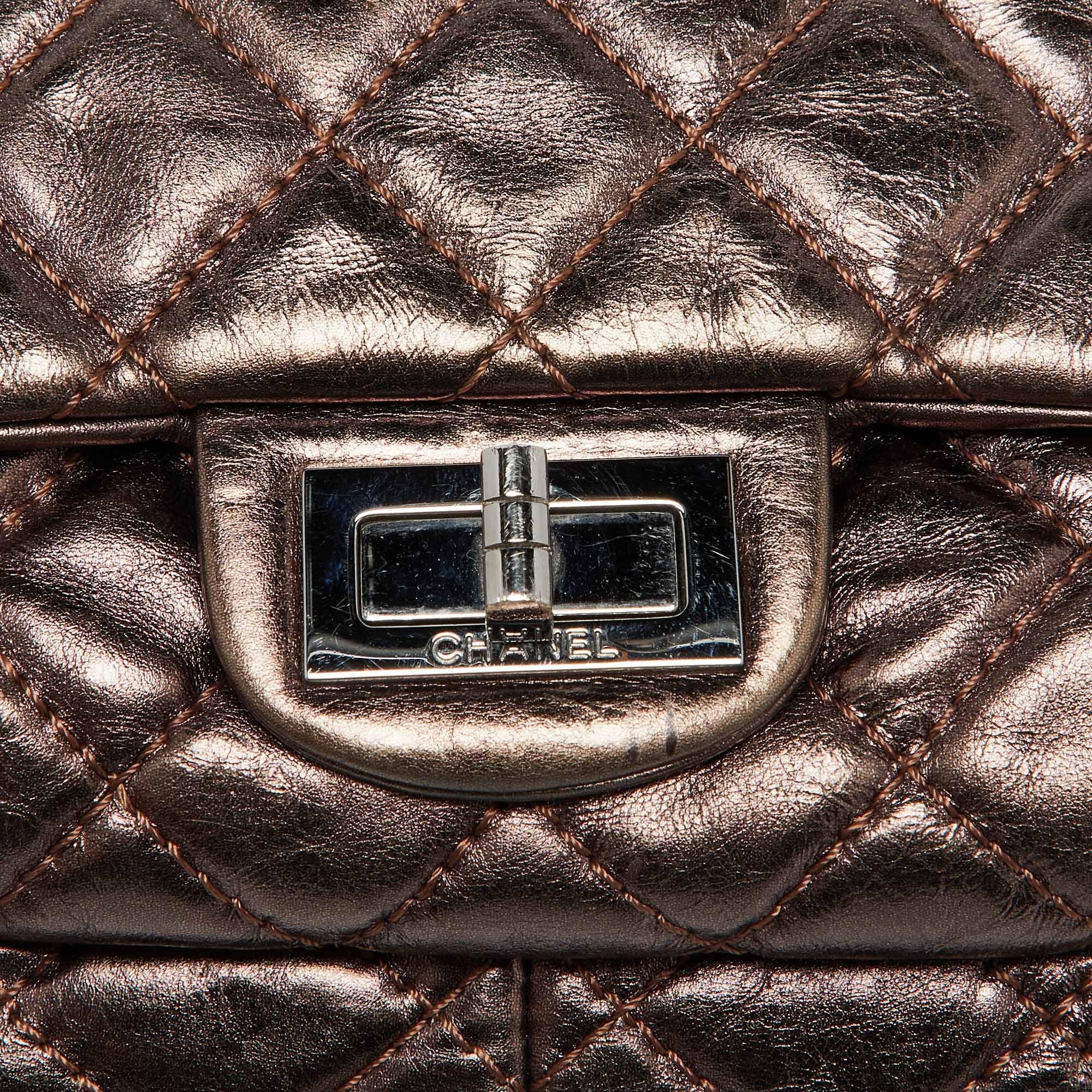Chanel - Fourre-tout classique à rabat en cuir matelassé - Bronze métallisé Pour femmes en vente