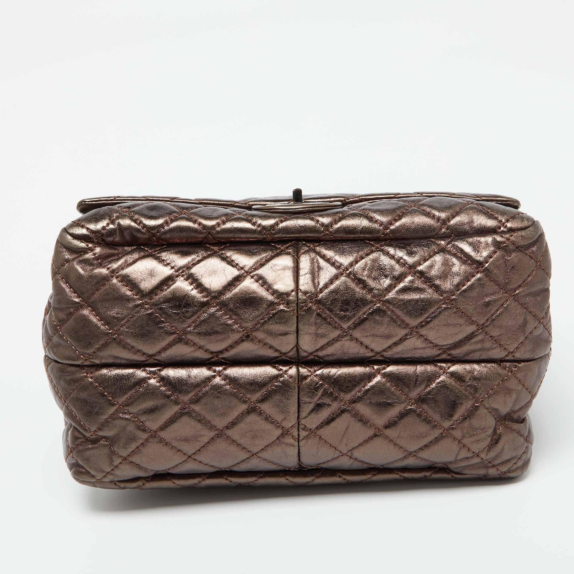 Chanel - Fourre-tout classique à rabat en cuir matelassé - Bronze métallisé en vente 1