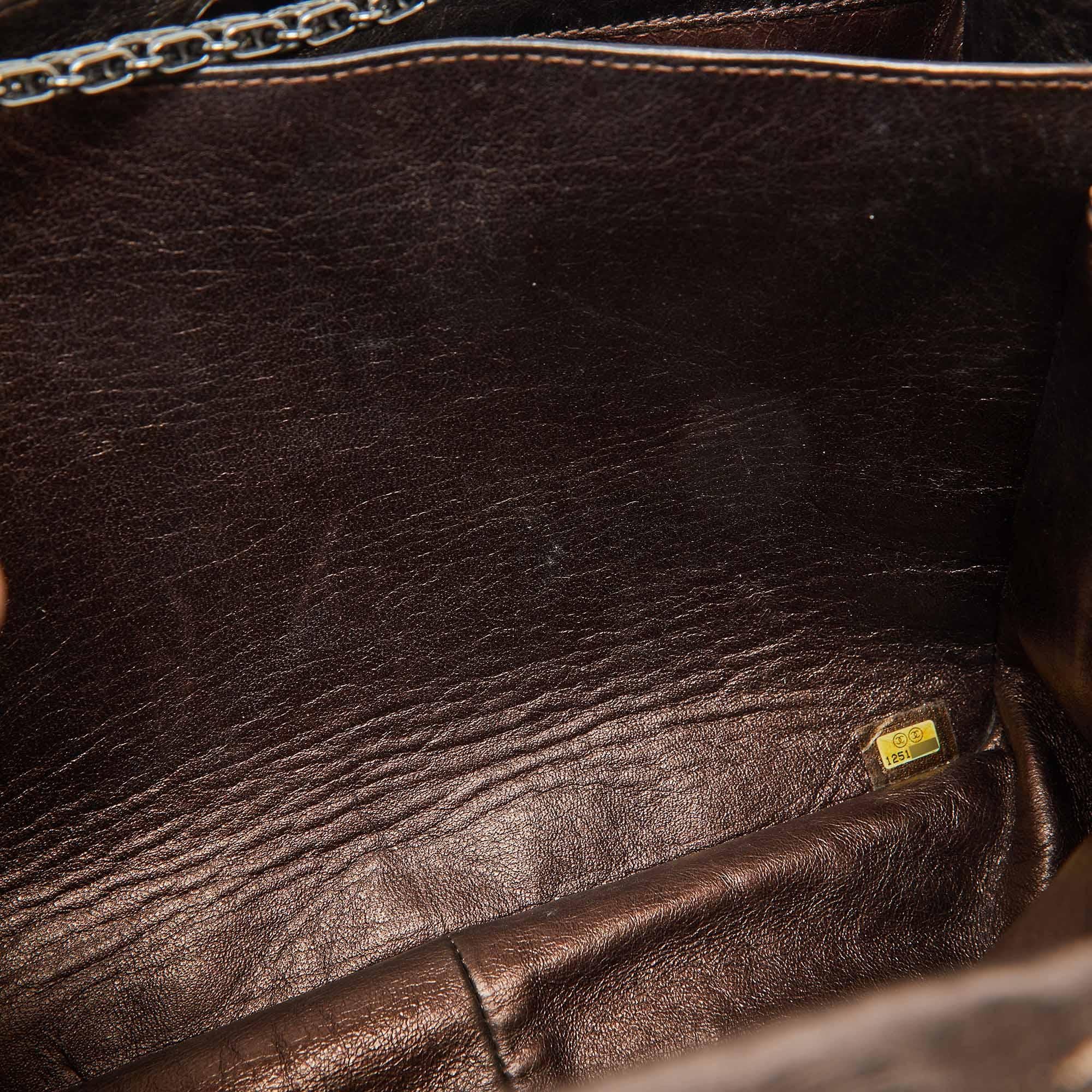 Chanel - Fourre-tout classique à rabat en cuir matelassé - Bronze métallisé en vente 3