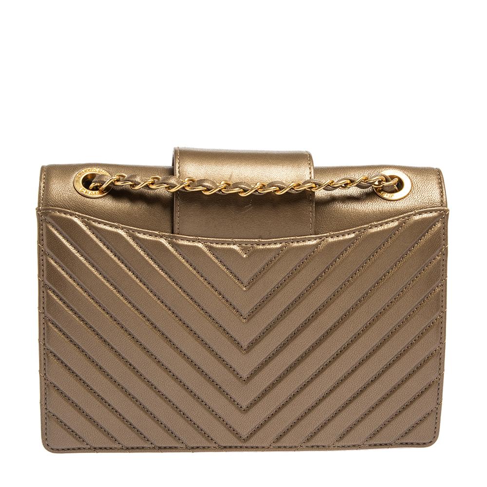 We are in utter awe of this flap bag from Chanel as it is appealing in a surreal way. Exquisitely crafted from leather in a chevron quilt design, it bears the signature label on the leather interior and the iconic CC logo detailing on the front
