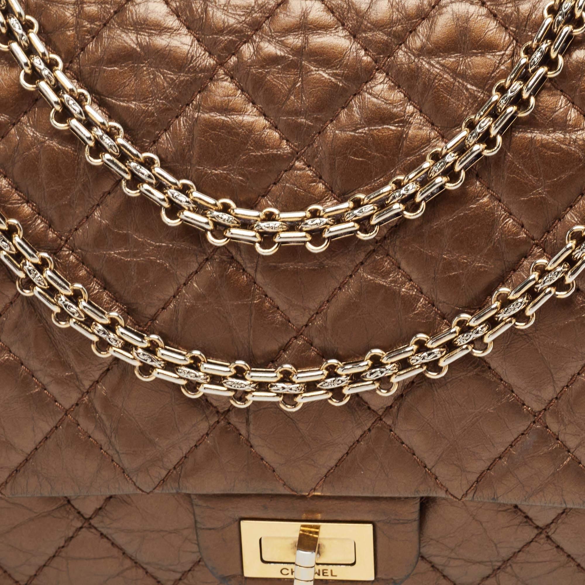Chanel Marrón Metalizado Acolchado Cuero Envejecido Reissue 2.55 Classic 226 Bolso con Solapa en venta 1