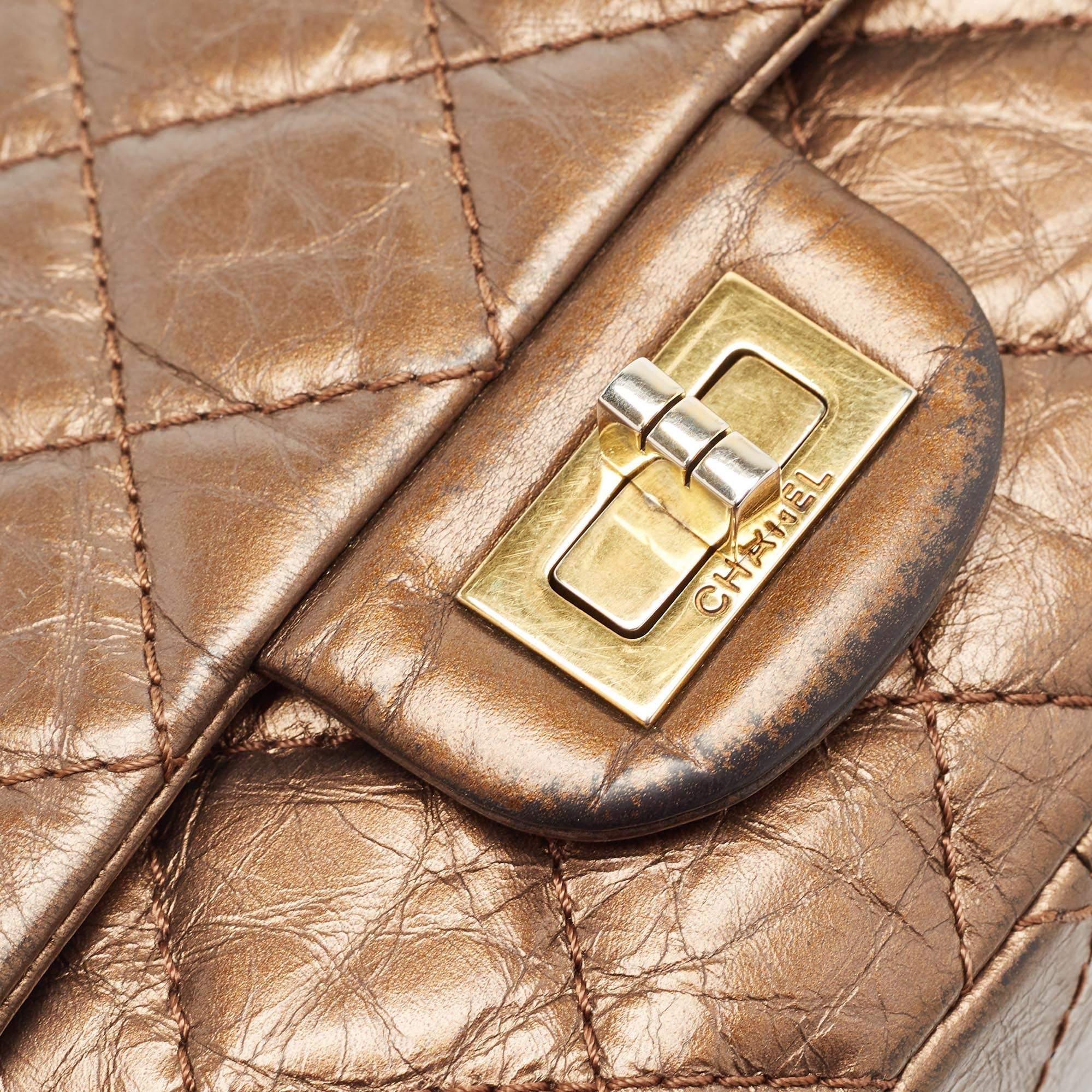 Chanel Marrón Metalizado Acolchado Cuero Envejecido Reissue 2.55 Classic 226 Bolso con Solapa en venta 2