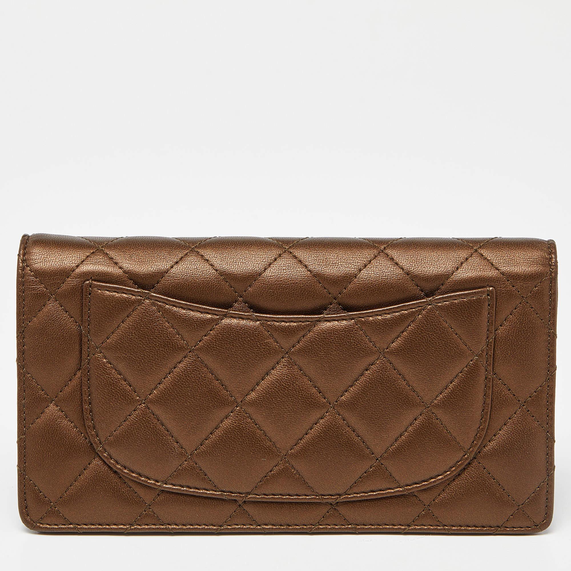 This gorgeous L Yen continental wallet from the house of Chanel is crafted from leather and carries a lovely quilted exterior. Styled with a CC logo on the flap, the wallet is equipped with multiple card slots, a coin pocket, and open compartments