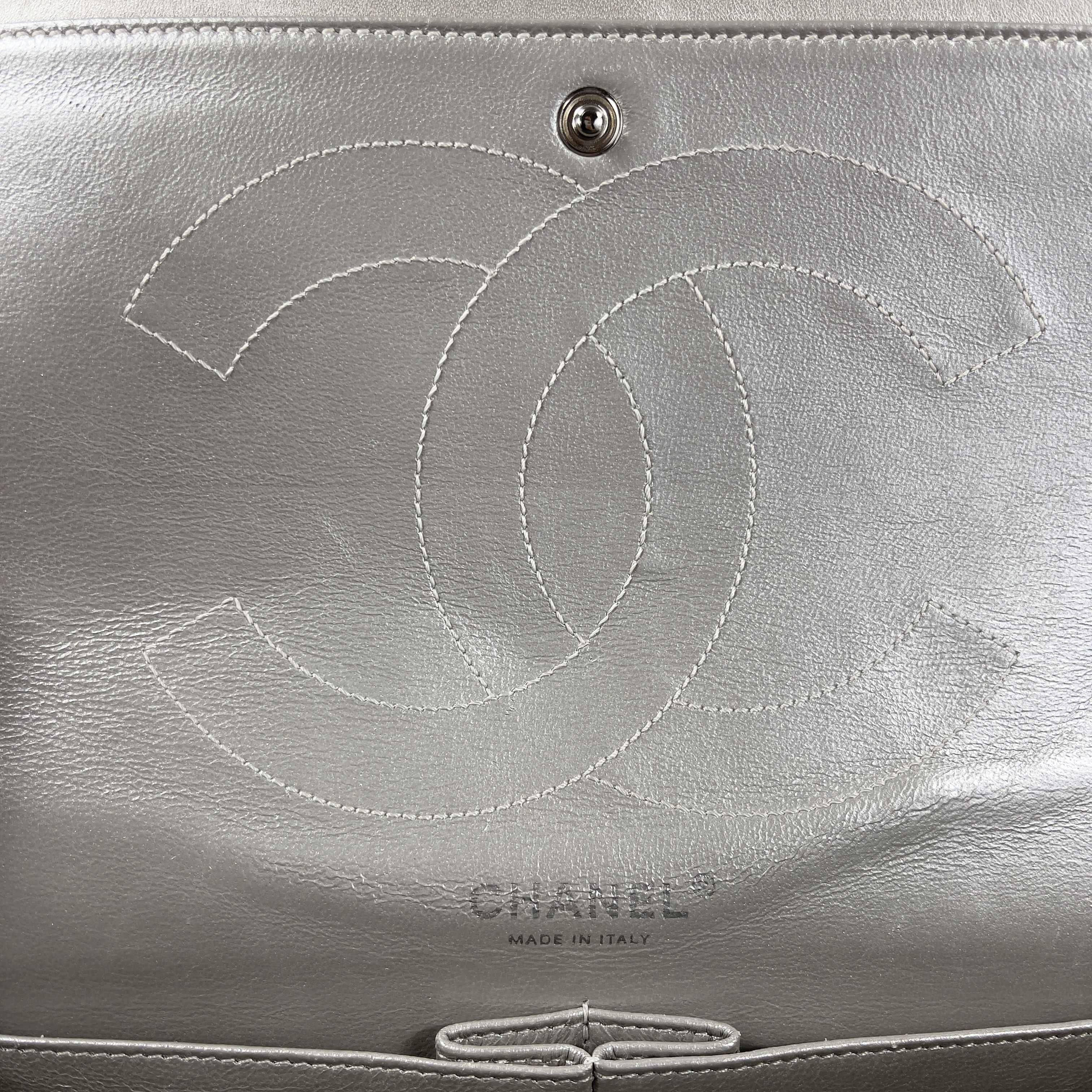 CHANEL - Cuir de veau métallisé matelassé 2.55 Reissue 227 à double rabat - Sac à bandoulière en vente 5