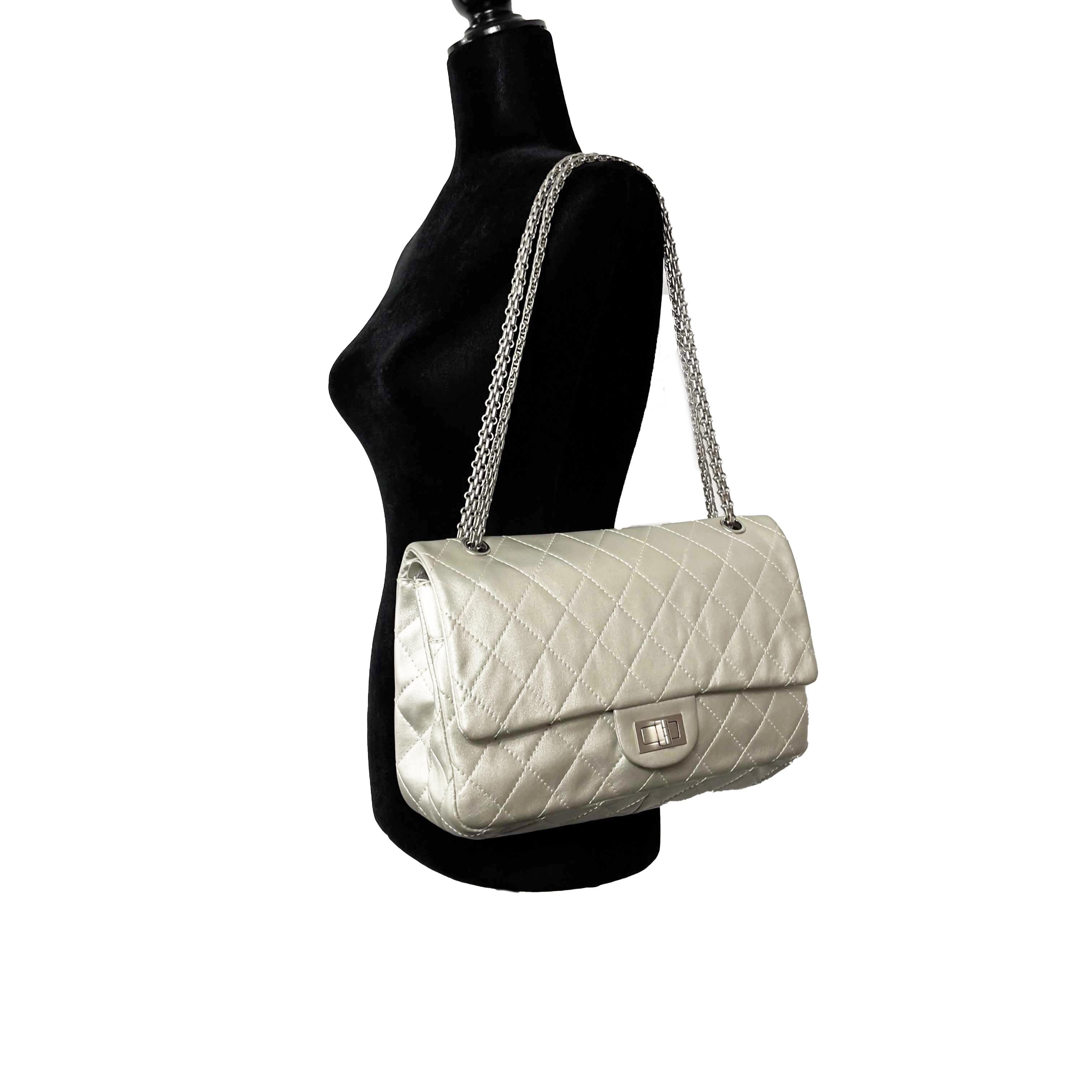 CHANEL - Metallic Calfskin Quilted 2.55 Reissue 227 Double Flap - Shoulder Bag For Sale 5