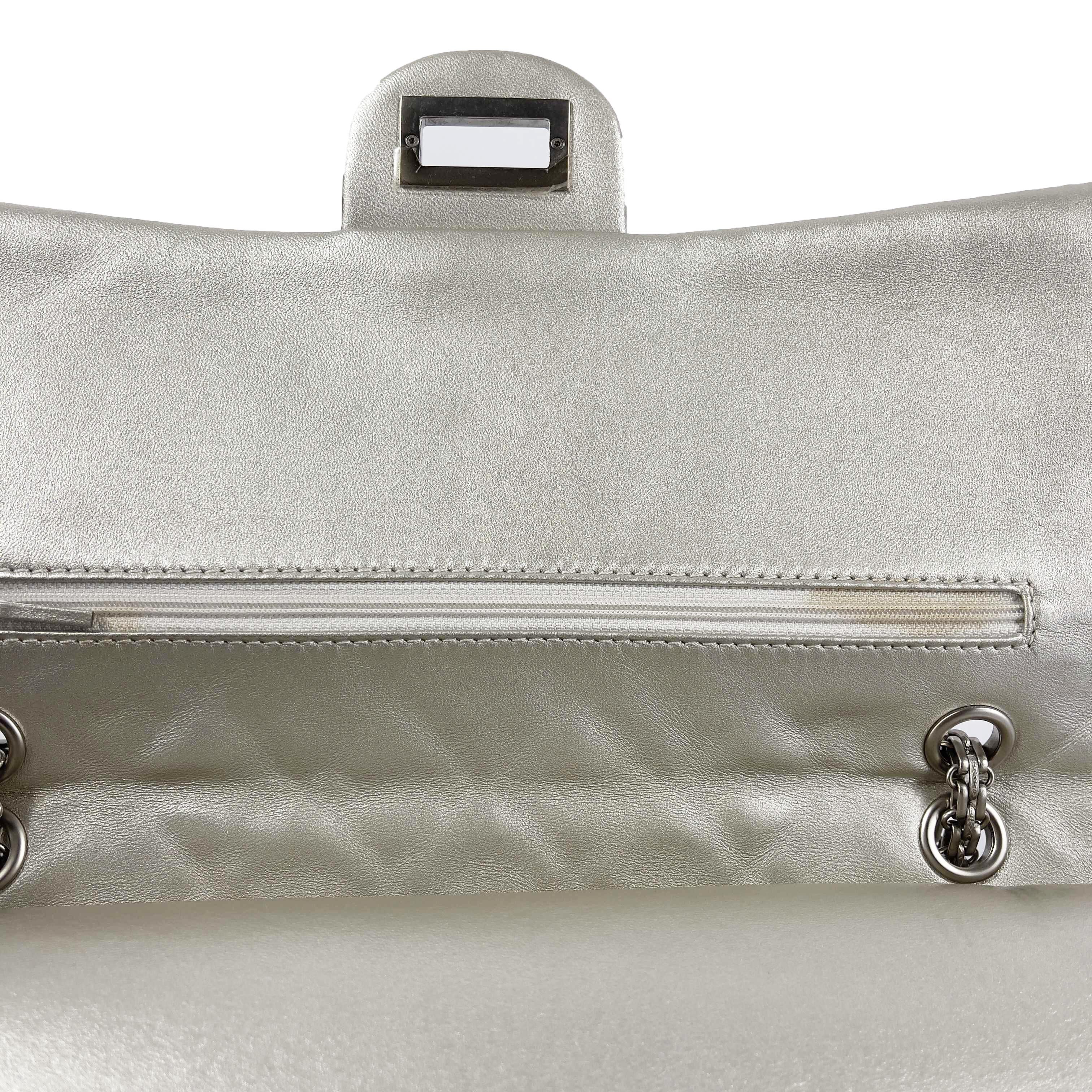 CHANEL - Metallic Calfskin Quilted 2.55 Reissue 227 Double Flap - Shoulder Bag For Sale 6