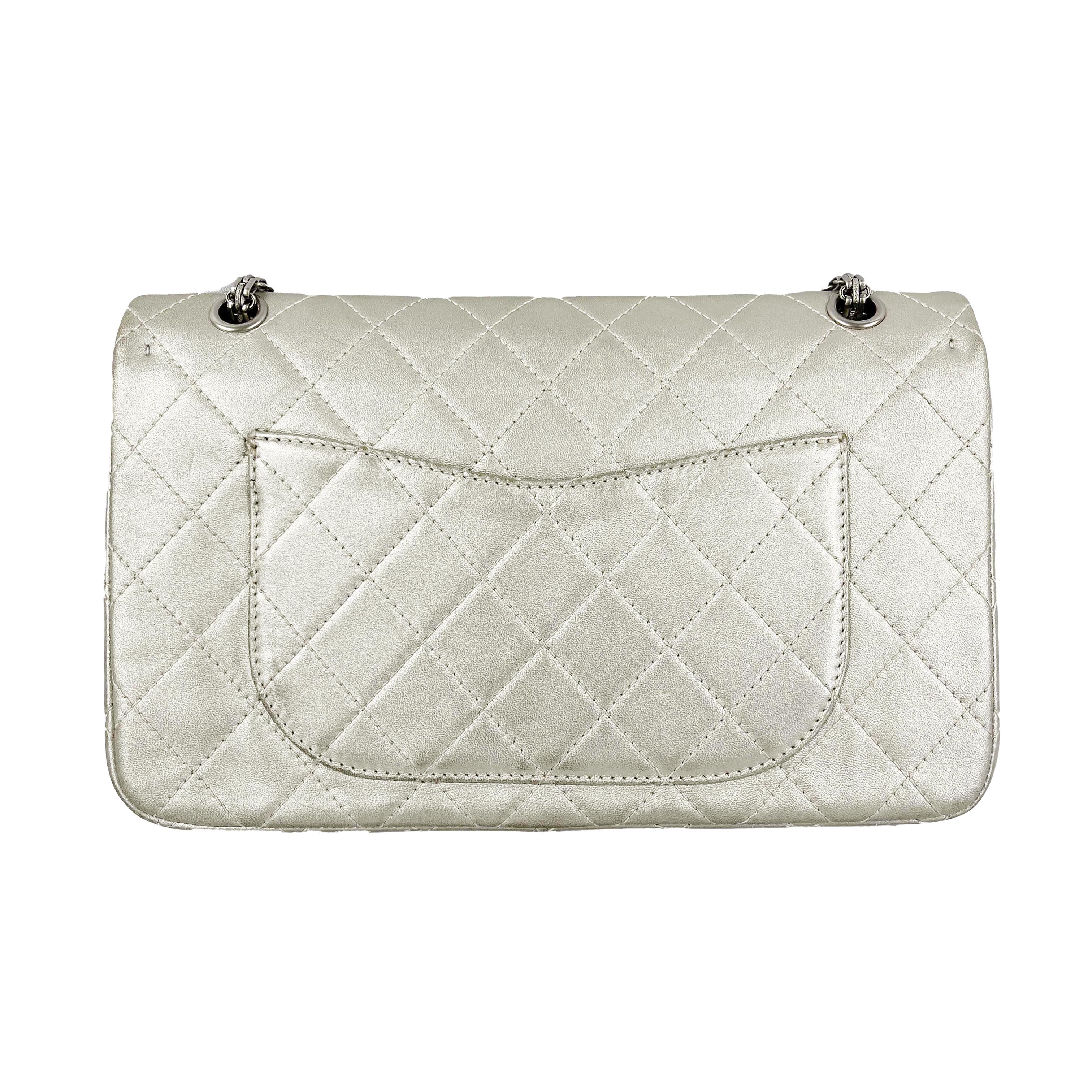 CHANEL - Cuir de veau métallisé matelassé 2.55 Reissue 227 à double rabat - Sac à bandoulière 

Description

Ce sac est conçu en cuir de veau matelassé en argent métallique mat.
Il est doté de bretelles en chaîne argentée mate et d'un verrou