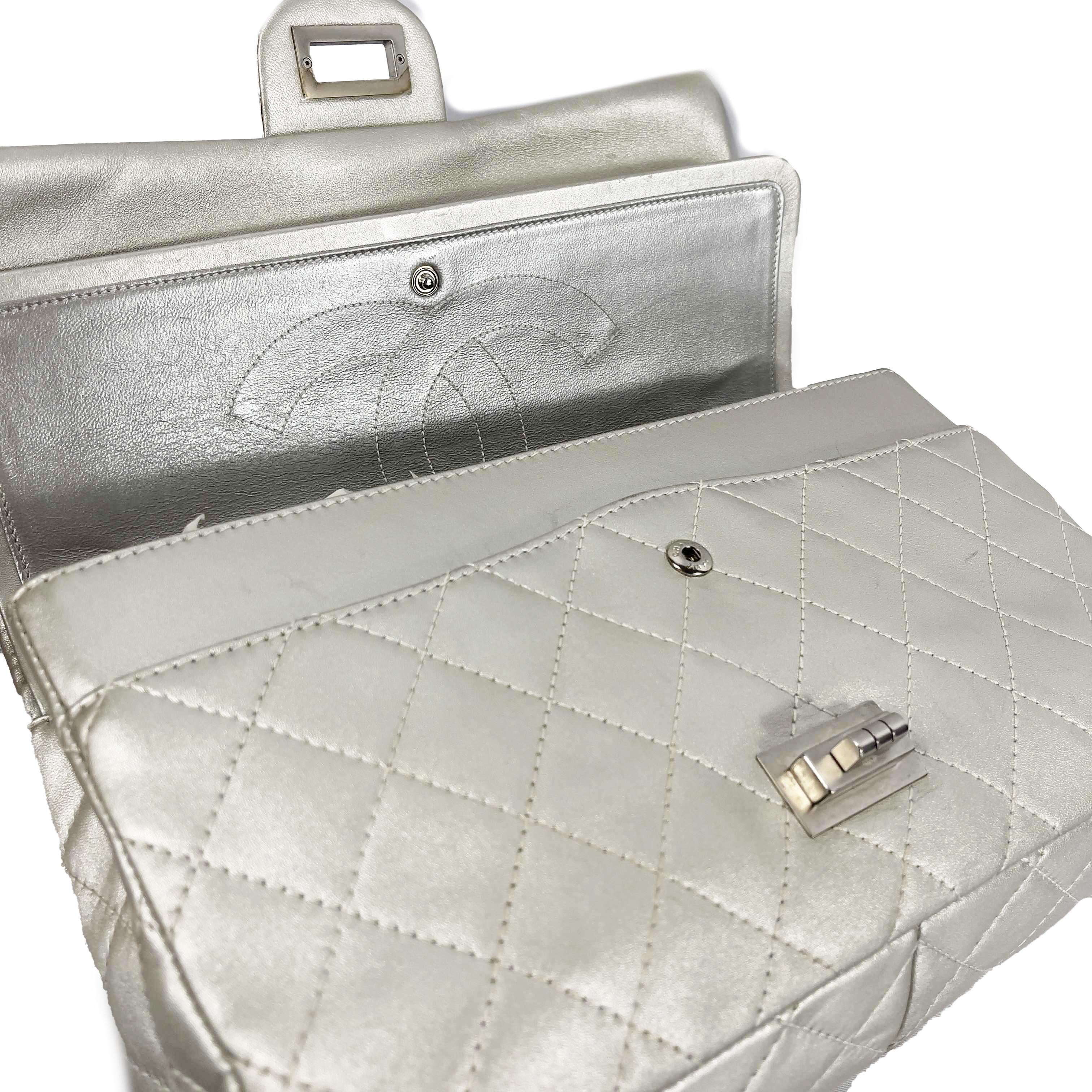 CHANEL - Metallic Calfskin Quilted 2.55 Reissue 227 Double Flap - Shoulder Bag In Excellent Condition For Sale In Sanford, FL