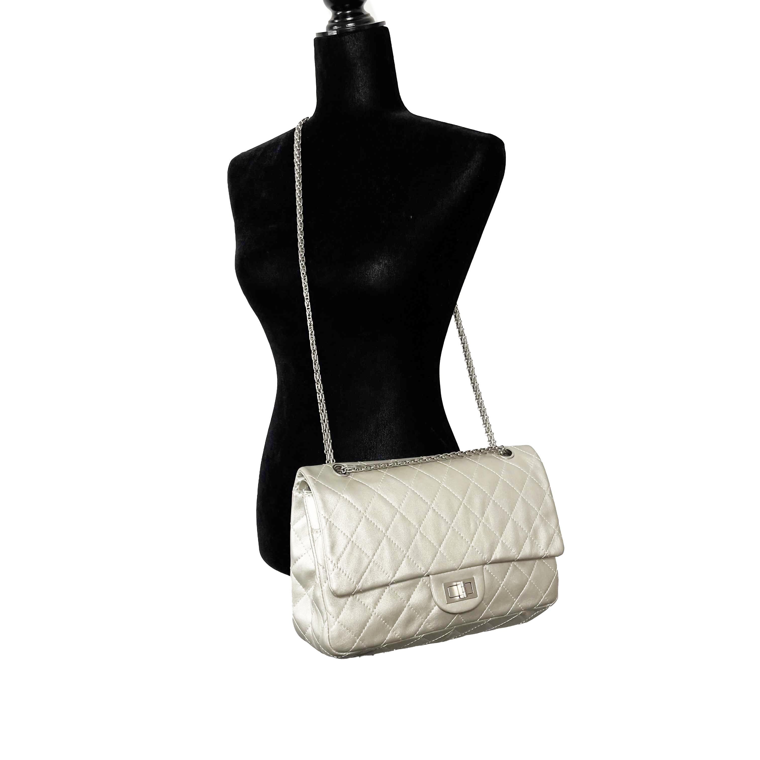 CHANEL - Cuir de veau métallisé matelassé 2.55 Reissue 227 à double rabat - Sac à bandoulière en vente 1