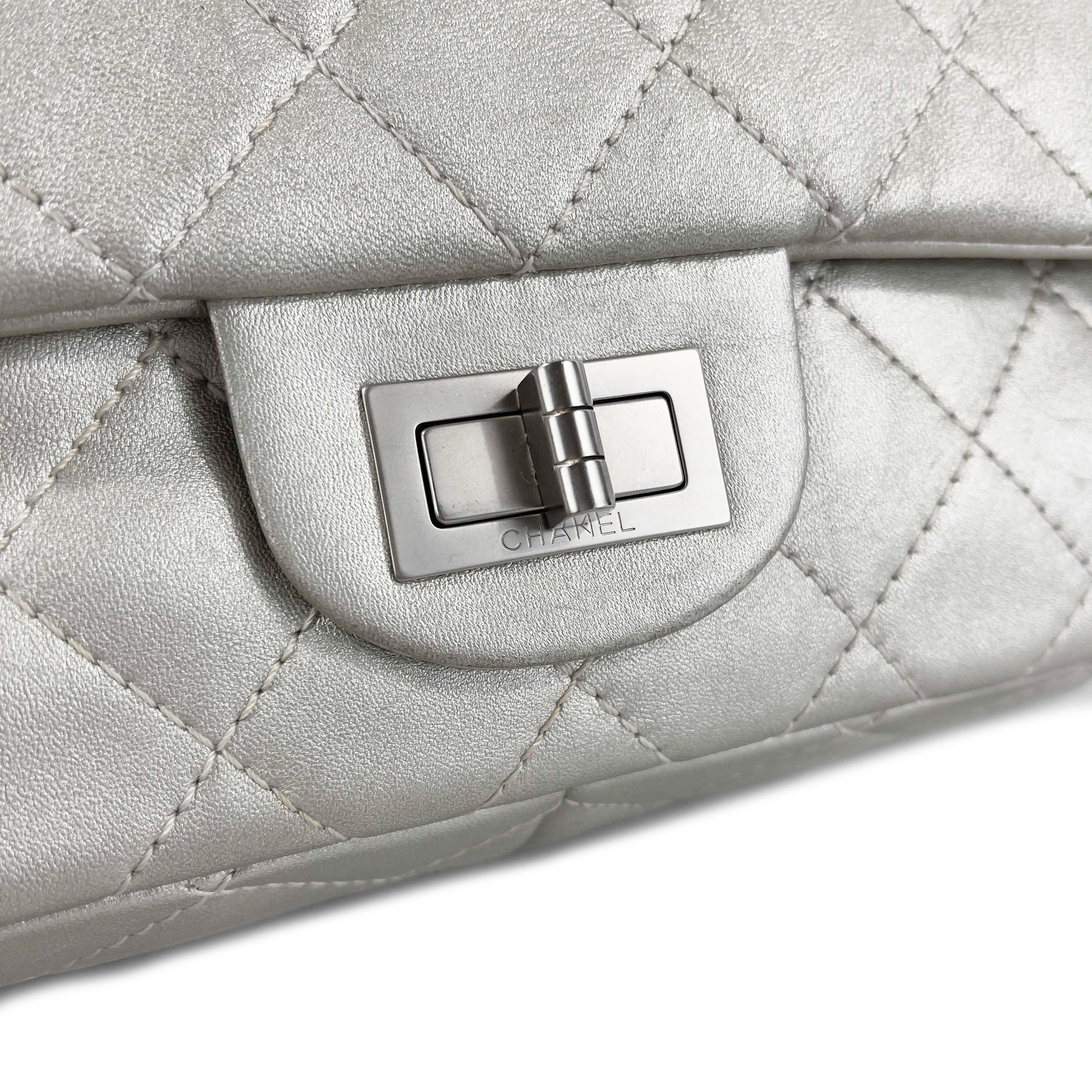 CHANEL - Cuir de veau métallisé matelassé 2.55 Reissue 227 à double rabat - Sac à bandoulière en vente 4