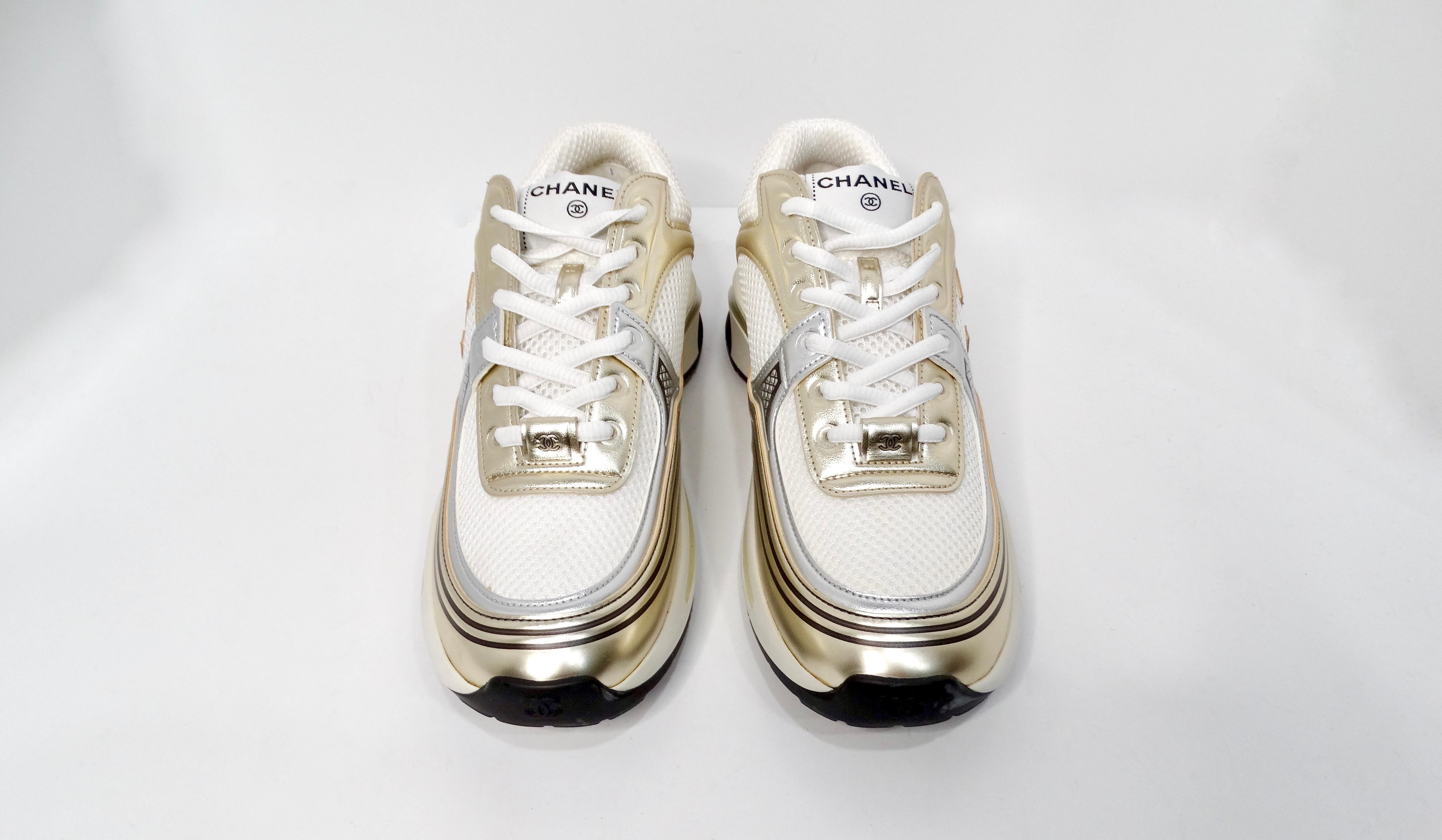 Chanel Metallic Calfskin Stretch Interlocking CC Low-Top Sneakers In Good Condition In Scottsdale, AZ