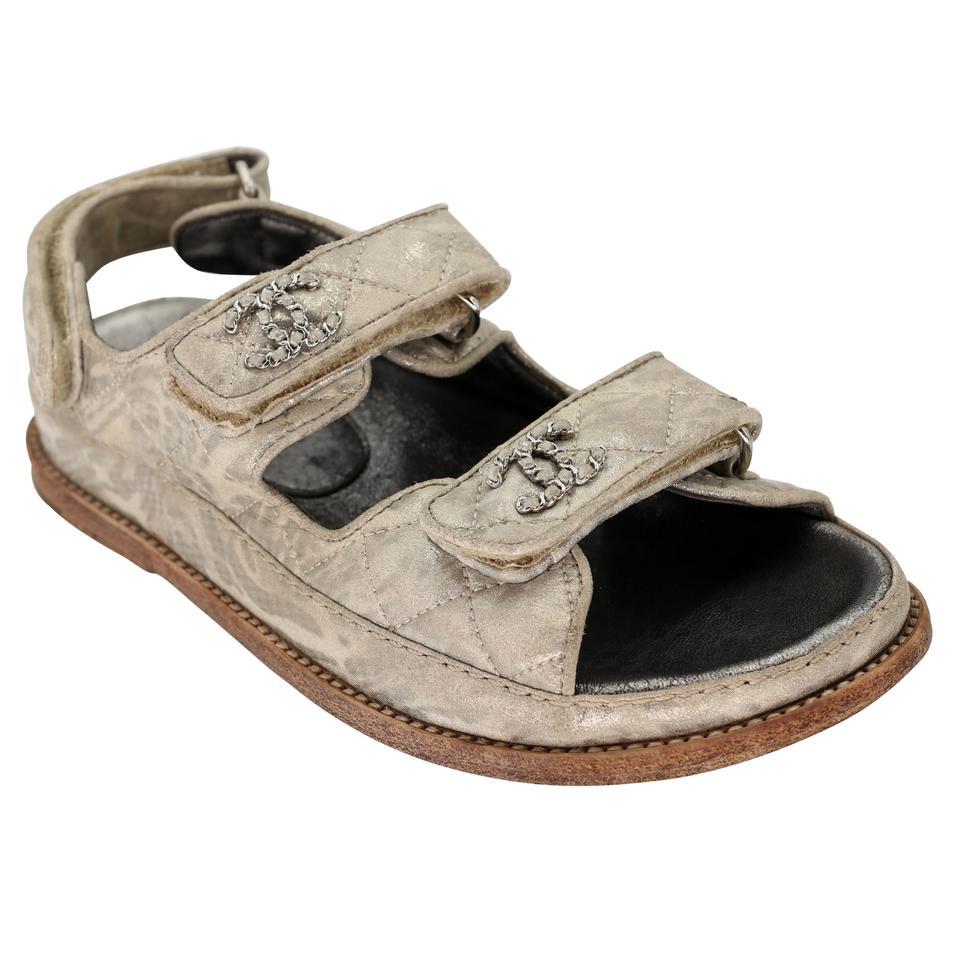 Chanel Metallic CC Logo 36C Quilted Leather Dad Sandals CC-S0829-0005 In Good Condition For Sale In Downey, CA