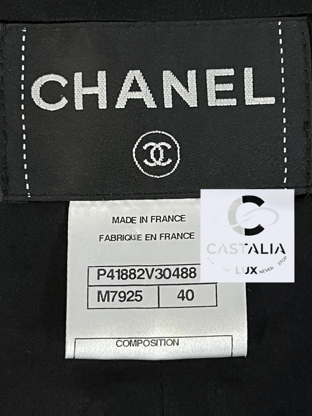 Chaqueta de tweed con adornos de cadenas metalizadas Chanel 6