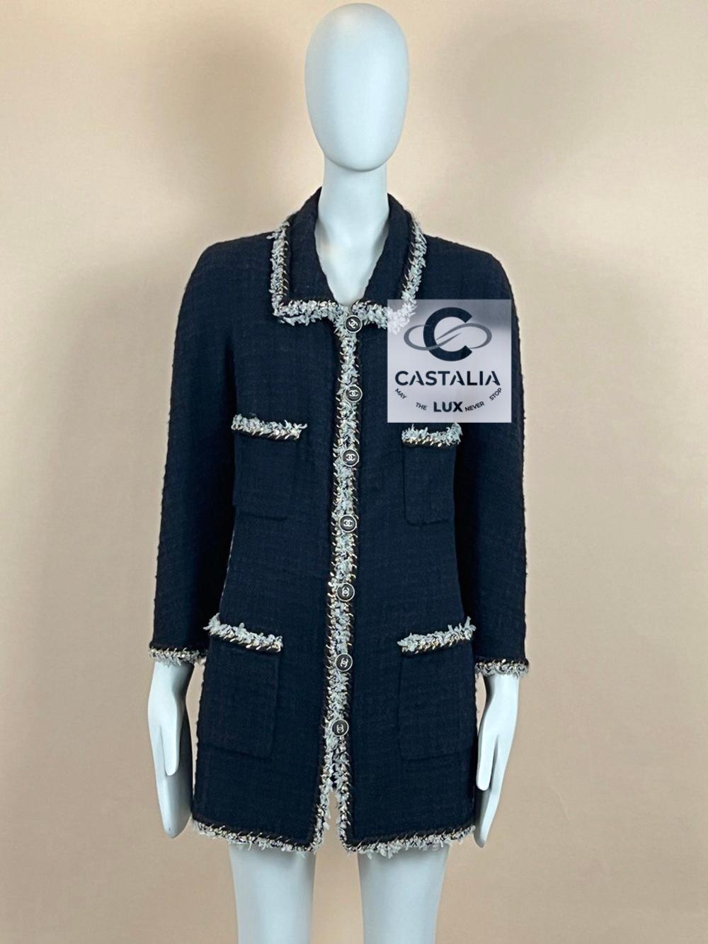 Rarísima chaqueta Chanel de tweed negro y azul marino con detalles de cadenas metálicas. Se puede llevar como chaqueta o como tapado. ¡En persona son maravillosos!
Forro completo de seda, Talla marca 40 fr. El estado es impecable.