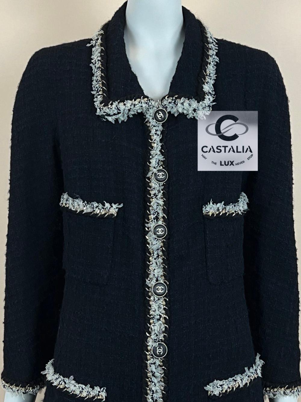 Chaqueta de tweed con adornos de cadenas metalizadas Chanel en Excelente Estado en Dubai, AE