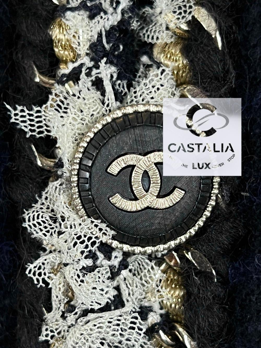 Chaqueta de tweed con adornos de cadenas metalizadas Chanel 1
