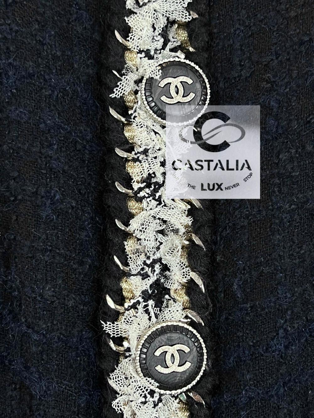Chaqueta de tweed con adornos de cadenas metalizadas Chanel 2