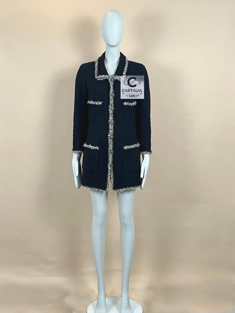 Chaqueta de tweed con adornos de cadenas metalizadas Chanel 3