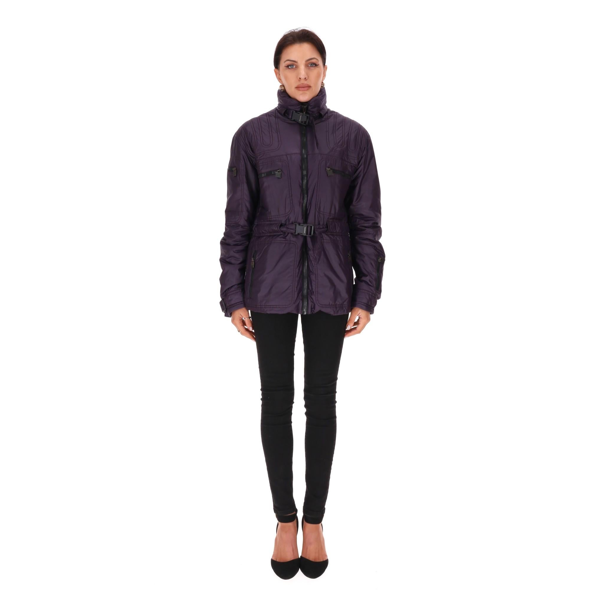 Chanel Metallic Coat (manteau métallique)

Manteau violet ceinturé avec pattes de serrage du logo 'CC' sur la fermeture et les poches. Poignets ceinturés.

De la Collection S. Rrp Approx. £2,500

Taille - 40FR

Condit - Vintage - Très bon (légers