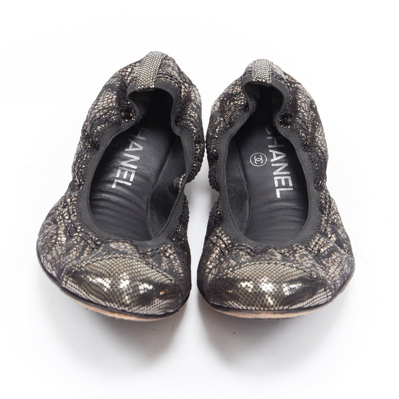CHANEL rame metallizzato stampa nera elasticizzata ballerine piatte EU36.5C
Riferimento: TGAS/A03139
Marchio: Chanel
Designer: Karl Lagerfeld
Model No: Chanel Ballerina
Materiale: Pelle
Colore: Altro
Modello: Tinta unita
Dettagli extra: Tomaia in