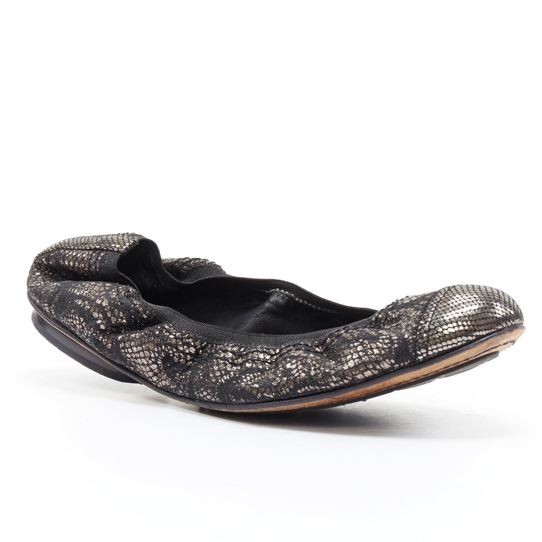 Nero CHANEL rame metallizzato stampa nera elasticizzata ballerine piatte EU36.5C in vendita