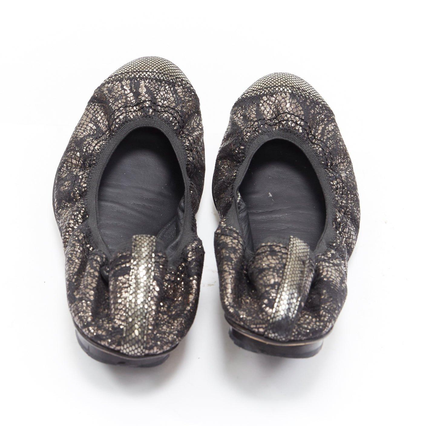 CHANEL rame metallizzato stampa nera elasticizzata ballerine piatte EU36.5C In condizioni buone in vendita a Hong Kong, NT
