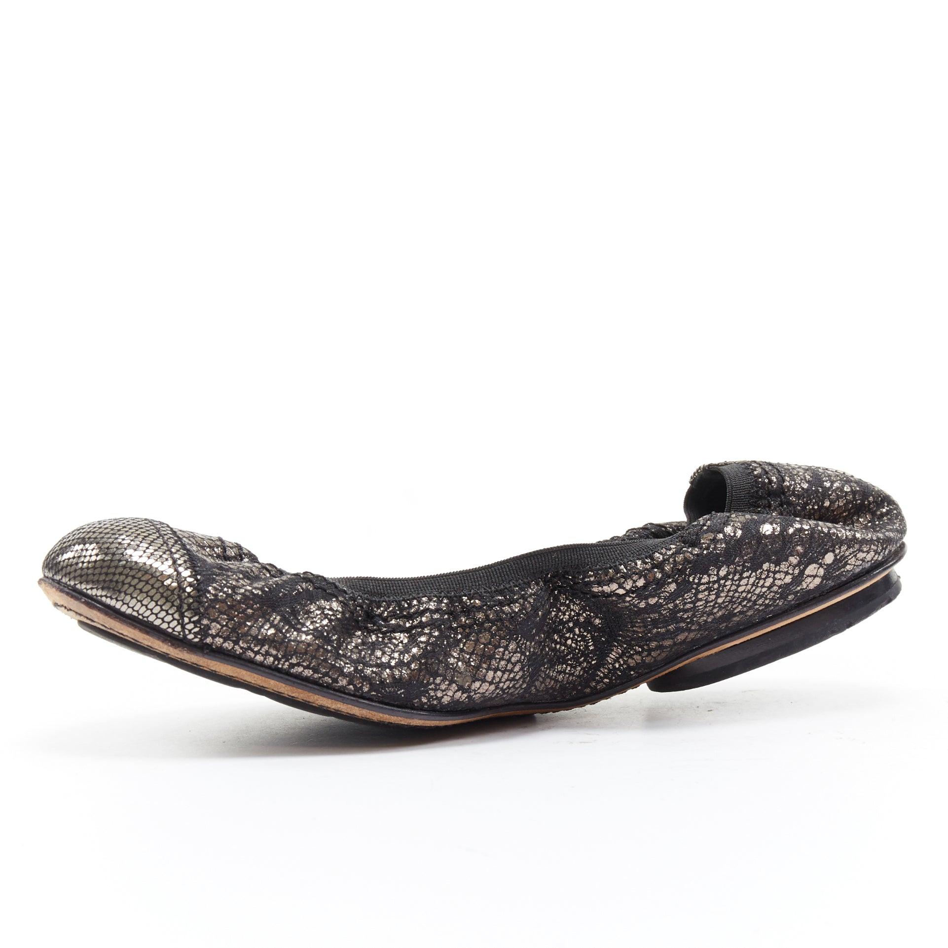 Donna CHANEL rame metallizzato stampa nera elasticizzata ballerine piatte EU36.5C in vendita