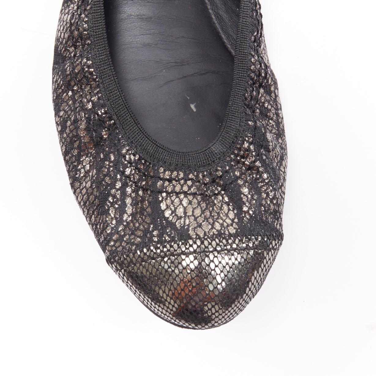 CHANEL rame metallizzato stampa nera elasticizzata ballerine piatte EU36.5C in vendita 1