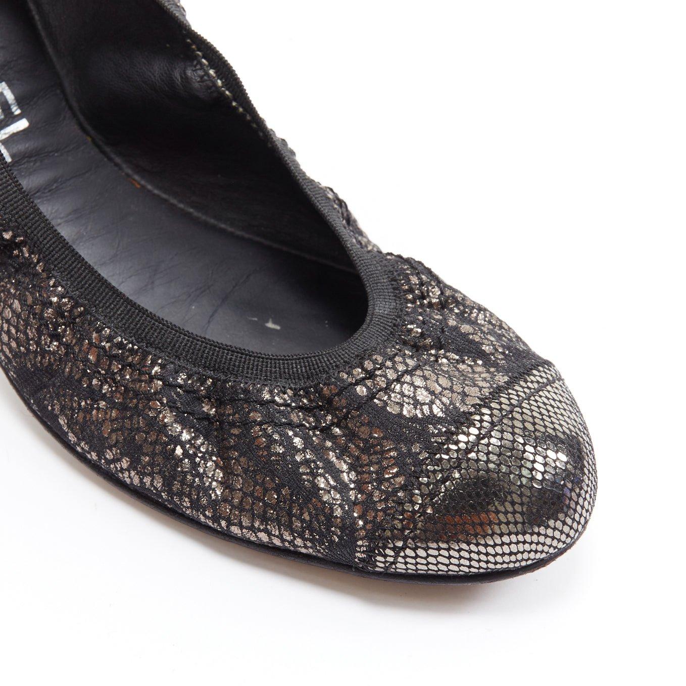 CHANEL rame metallizzato stampa nera elasticizzata ballerine piatte EU36.5C in vendita 2