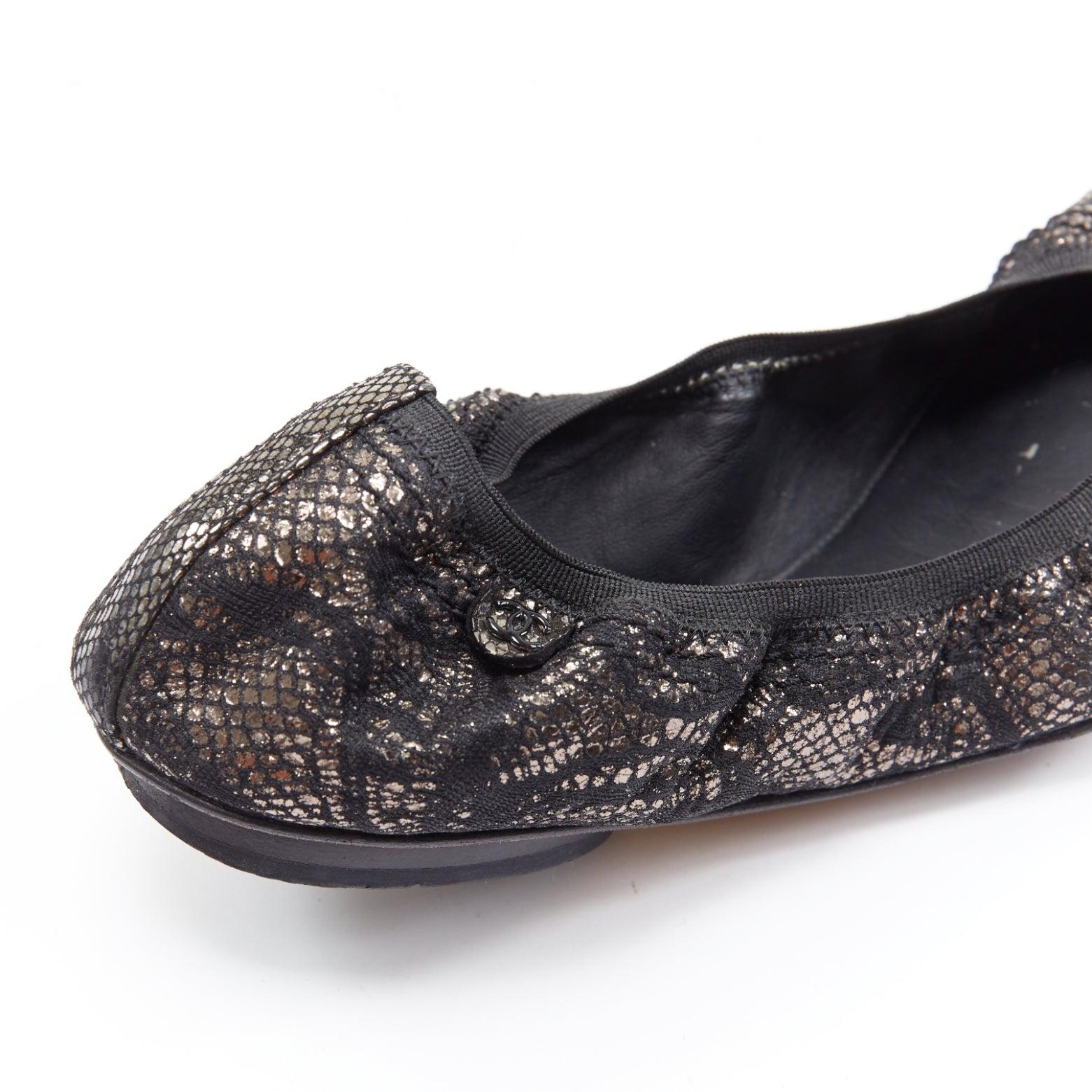 CHANEL rame metallizzato stampa nera elasticizzata ballerine piatte EU36.5C in vendita 3