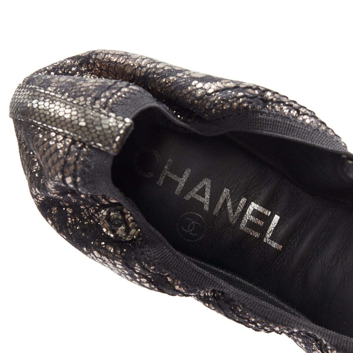 CHANEL rame metallizzato stampa nera elasticizzata ballerine piatte EU36.5C in vendita 4