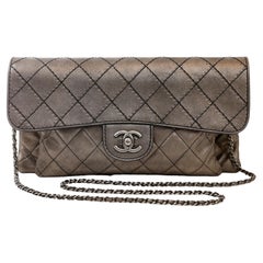 Chanel - Petit sac à rabat à bandoulière en cuir d'agneau cuivré métallisé avec détails en ruthénium