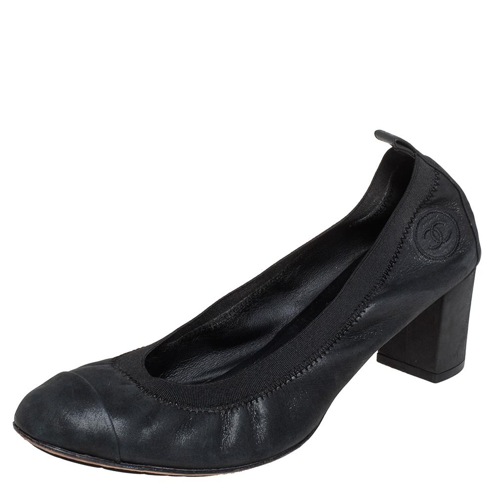These Chanel pumps are simply elegant and luxe. Crafted from black leather, they flaunt patent leather cap toes, the signature CC logo on the vamps, and a scrunch style to give you a good fit. The pair is complete with leather insoles and 6cm block