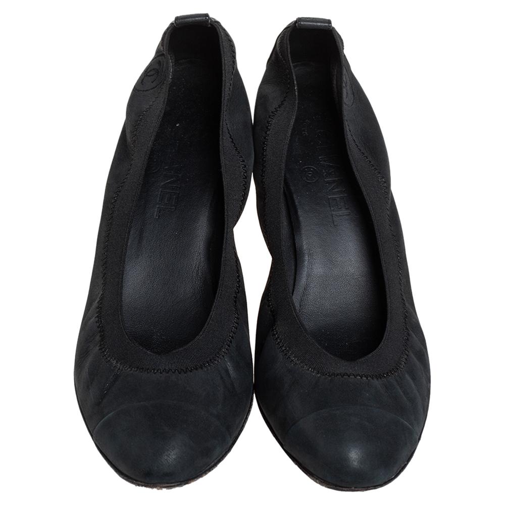 Chanel Metallic Dark Green Suede Scrunch Pumps Size 41 In Good Condition In Dubai, Al Qouz 2