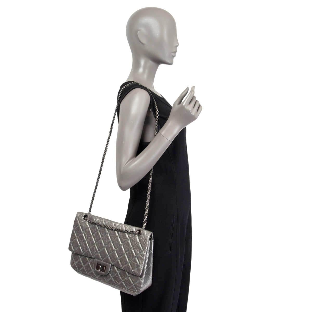 CHANEL metallic dark silver quilted leather 2.55 REISSUE 227 MAXI Shoulder Bag For Sale 1