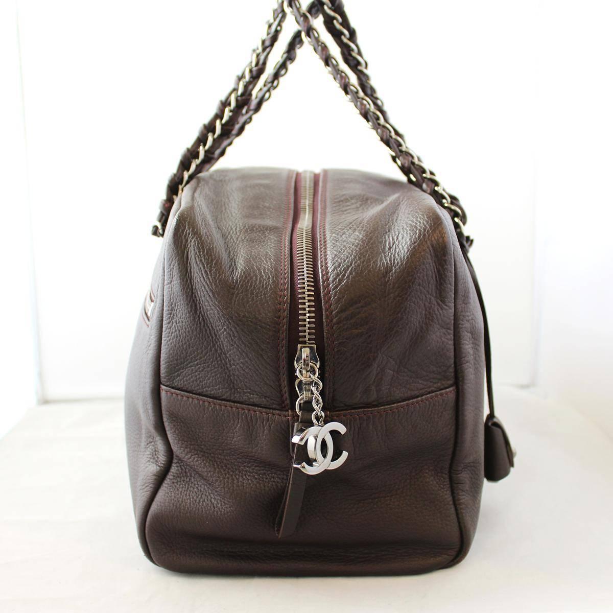 Iconic Chanel bag
2006 Collection
Internal serian n. 10866040
Deerskin leather
Prune color
Metal chain
Zip closure
Large external pocket
Two internal pockets (one with zip) and phone holder
Cm 33 x 22 x 16 (12.9 x 8.6 x 6.2 inches)
No card neither