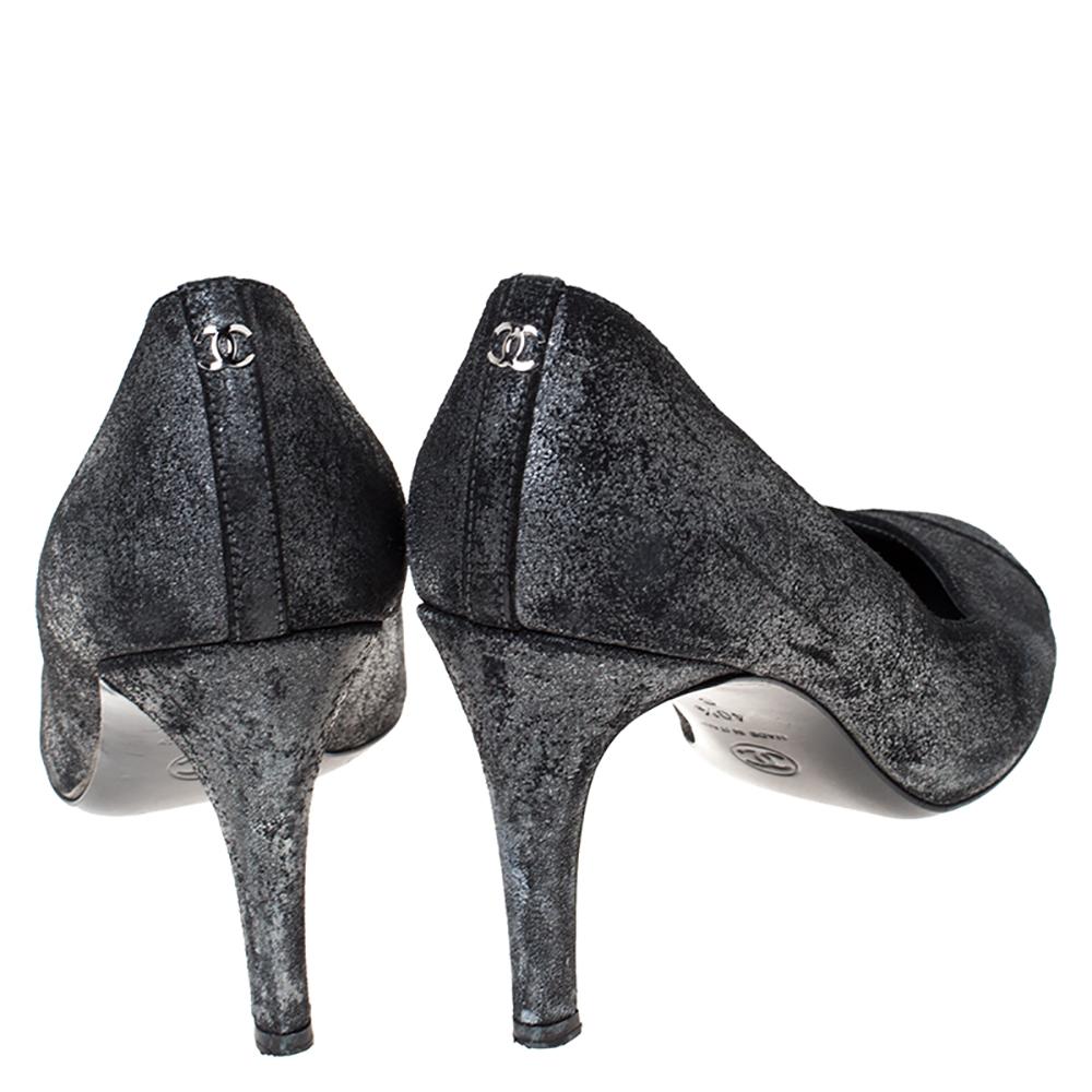 Chanel Metallic Distressed Textured Suede CC Cap Toe Pumps Size 40.5 In Good Condition For Sale In Dubai, Al Qouz 2