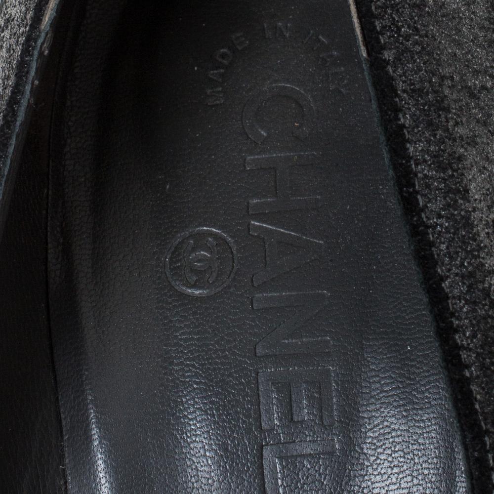 Chanel Metallic Distressed Texturierte Wildleder CC Pumps mit Zehenkappe Größe 40,5 im Angebot 2