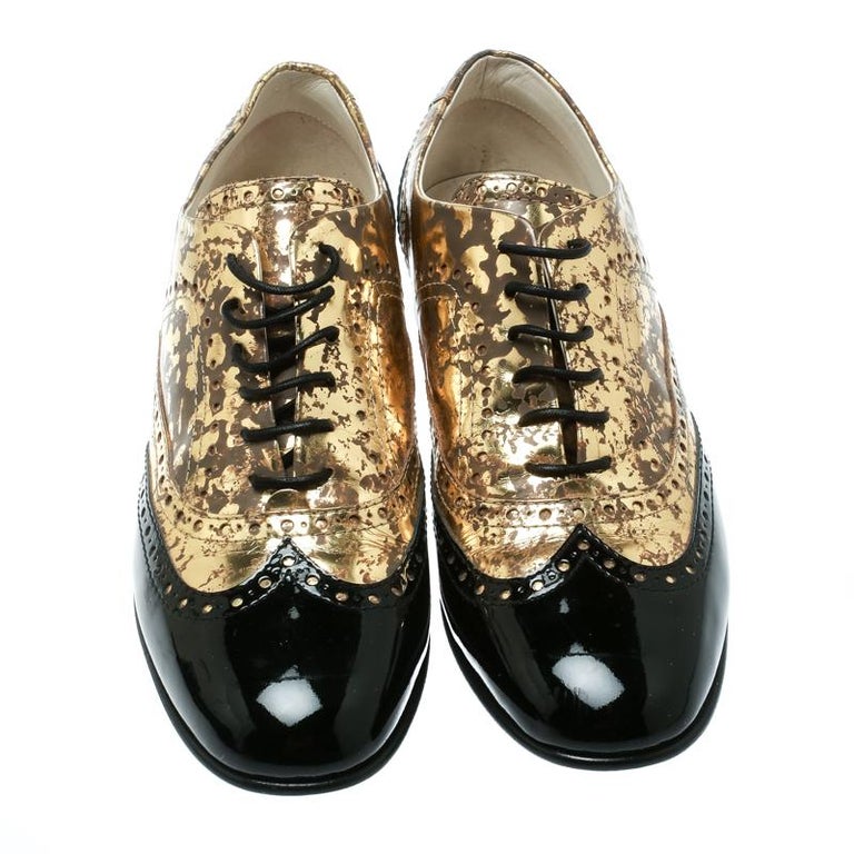 Chanel Metallic Gold And Black Patent Brogue Leather Lace-Up Oxford Size 39.5 For Sale at 1stdibs