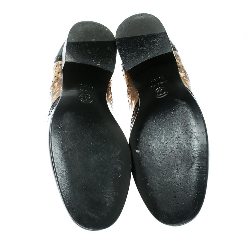 Chanel Metallic Gold And Black Patent Brogue Leather Lace-Up Oxford Size 39.5 In Good Condition For Sale In Dubai, Al Qouz 2