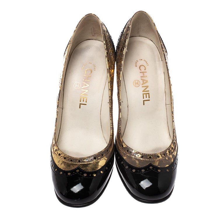 Match your outfit with this pair of high-end pumps designed by Chanel. Look refined and sophisticated by flaunting this pair of patent leather pumps detailed with brogue accents on the metallic gold leather trims. Stand out from the crowd while
