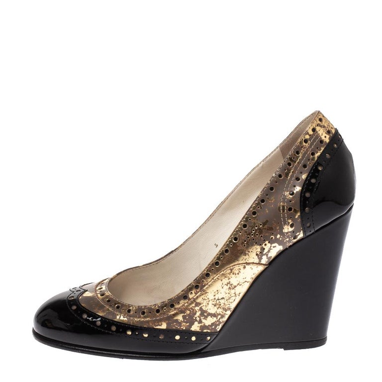 Chanel Metallic Gold And Black Patent Brogue Leather Wedge Pumps Size 38.5 In Good Condition In Dubai, Al Qouz 2