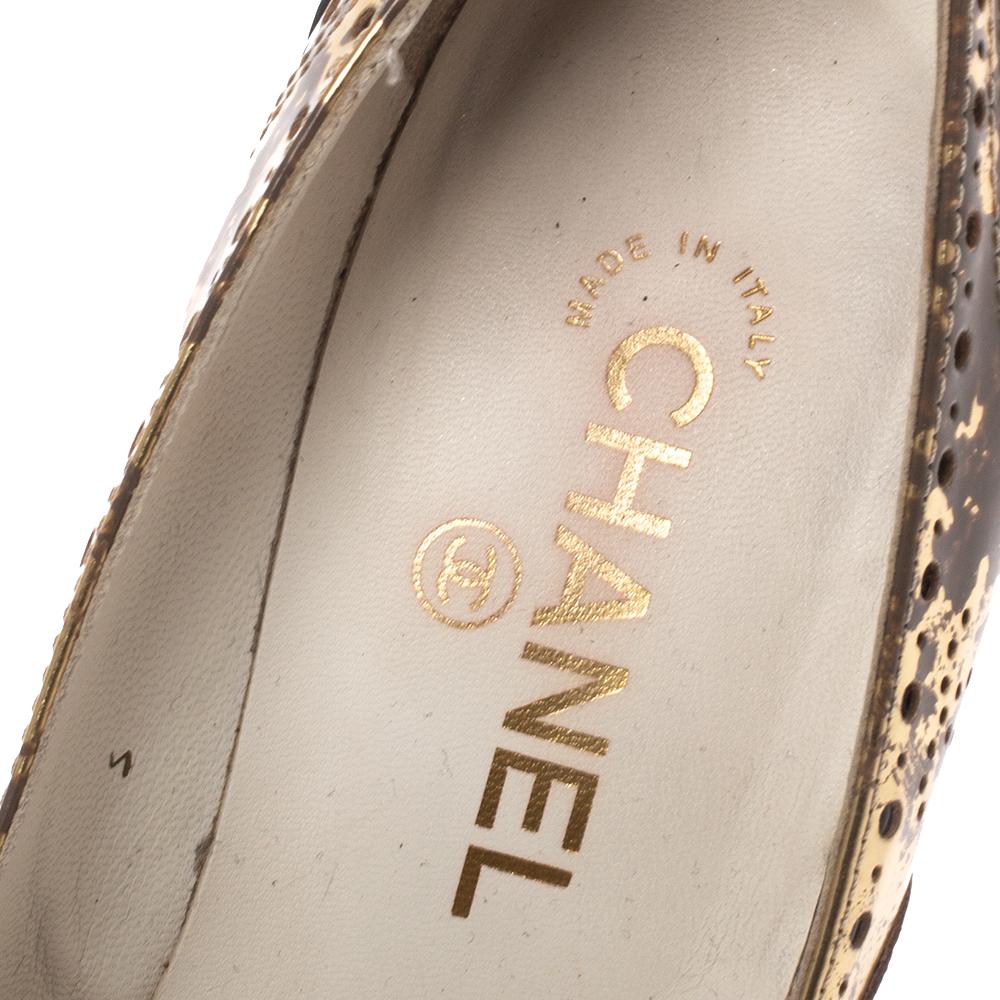 Chanel Metallic Gold And Black Patent Brogue Leather Wedge Pumps Size 38.5 In Good Condition In Dubai, Al Qouz 2