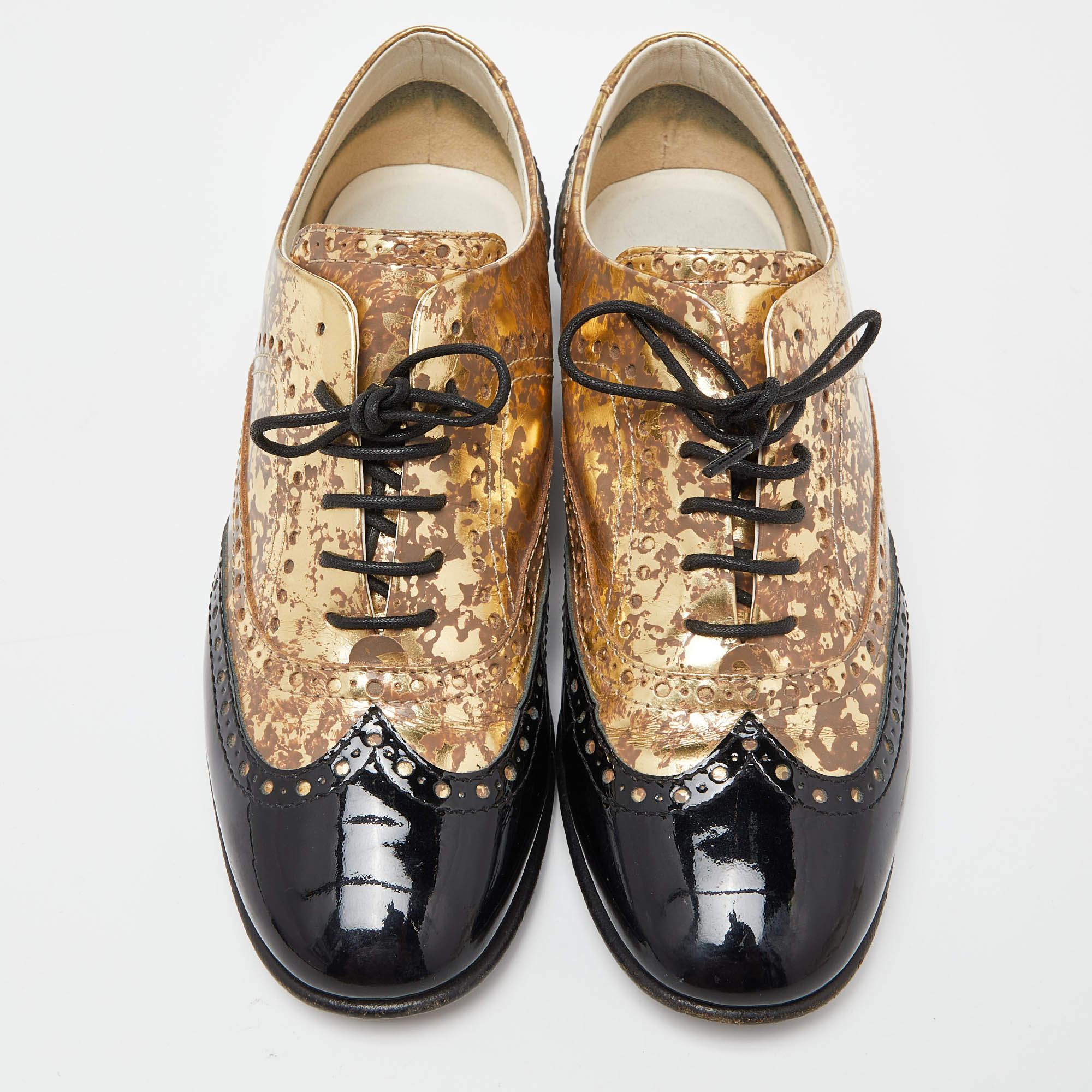 Chanel Metallic Gold/Black Patent Leather Brogue Lace-Up Oxford  Size 37 In Good Condition In Dubai, Al Qouz 2