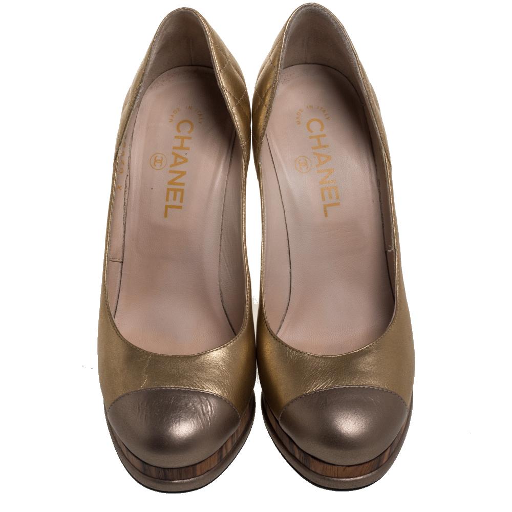 Finesse and poise will all come naturally to you when you step out in this pair of platform pumps by Chanel. They have been crafted in Italy and made from gold & bronze leather. Styled with a cap toe and quilted detailing on the counters, a set of