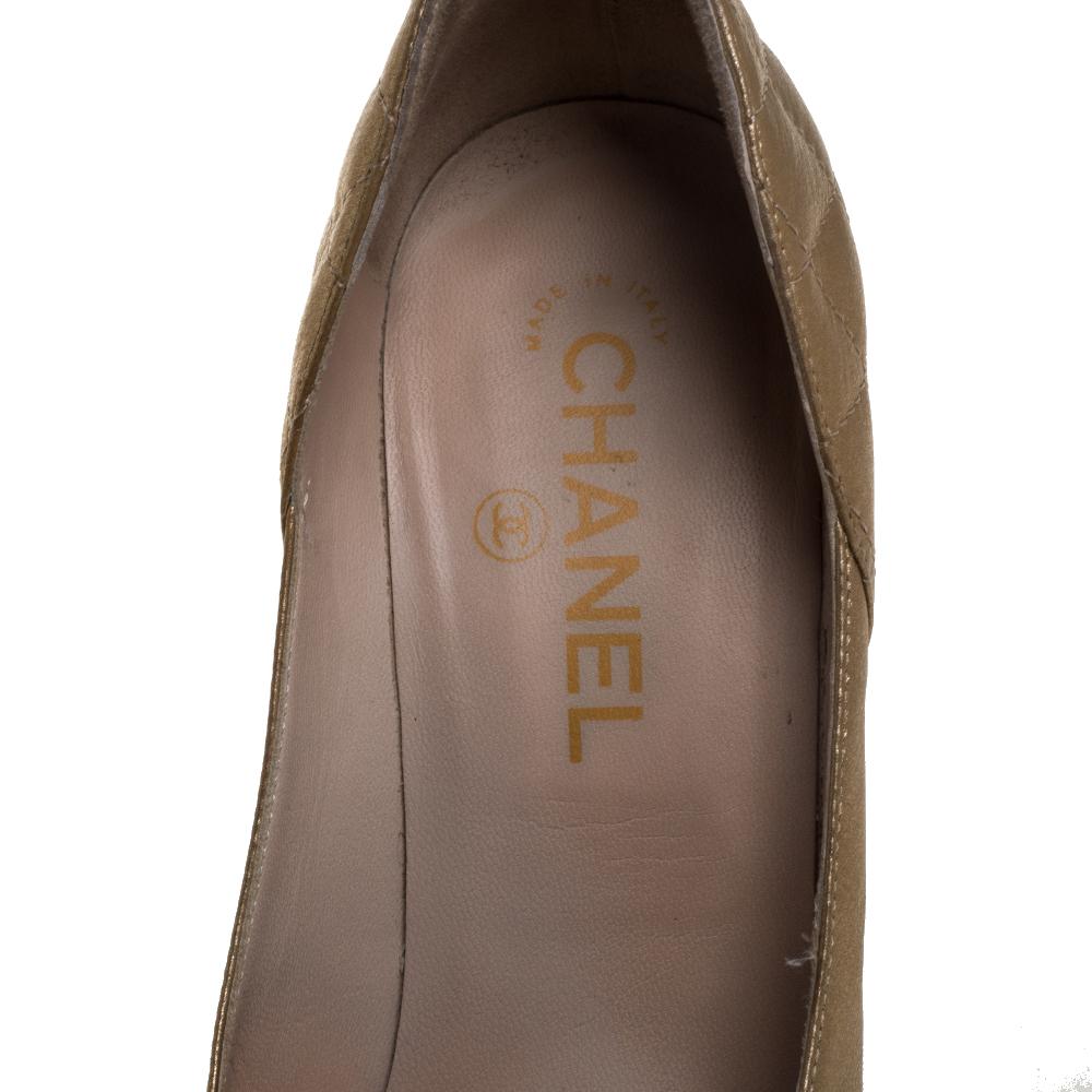 Chanel Metallic Gold/Bronze Quilted Leather CC Platform Pumps Size 39 For Sale 3