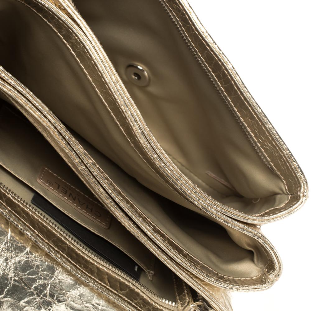 Chanel Borsa Flap media con tasca a forma di vongola in pelle screpolata oro metallizzato 5