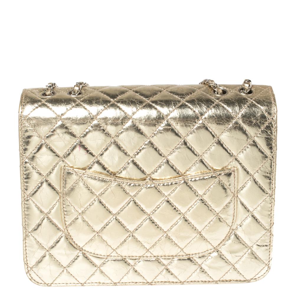 Fai un cenno di approvazione quando esci con questa borsa Chanel. È stata realizzata in pelle screpolata color oro metallizzato con il caratteristico trapuntino e tenuta a tracolla da una catena. Sfoggia l'iconica chiusura a girello CC sulla patta